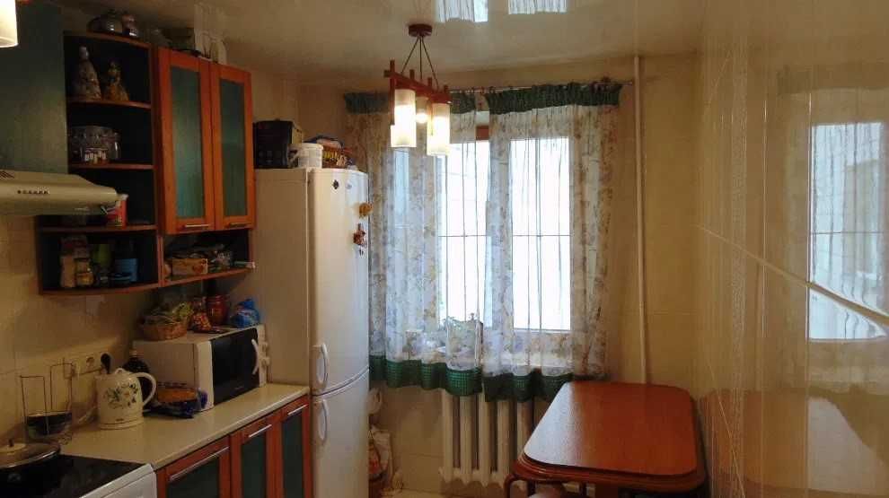 Здається кімната для дівчини, у великій 3-кімнатній квартирі.