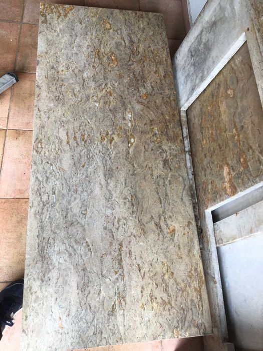 Mobiliário de cozinha usado, em Mogno, com bancada em Pedra Rústica.