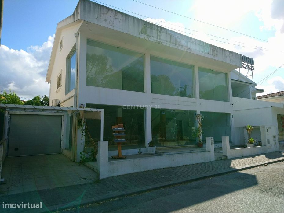 Loja/Edifício em Fernão Ferro - Com Rendimento