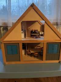 Domek drewniany dla lalek.