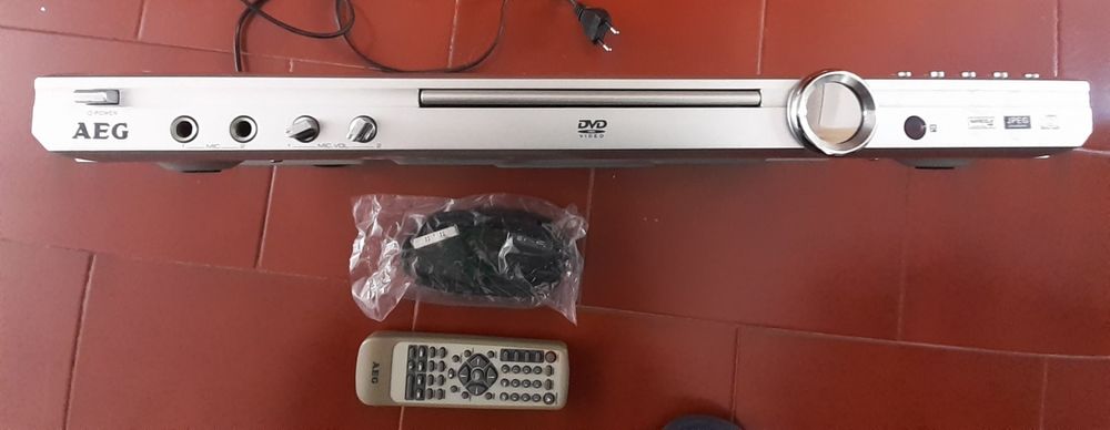 DVD AEG com oferta de cerca de 40 filmes