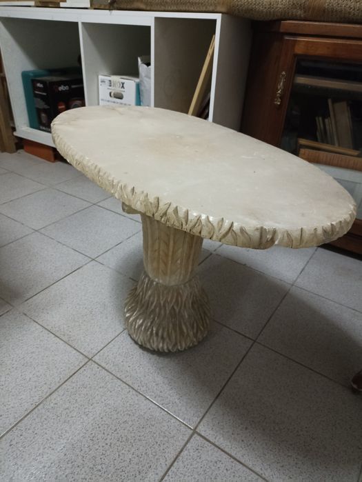 Mesa de pedra com iluminação interior