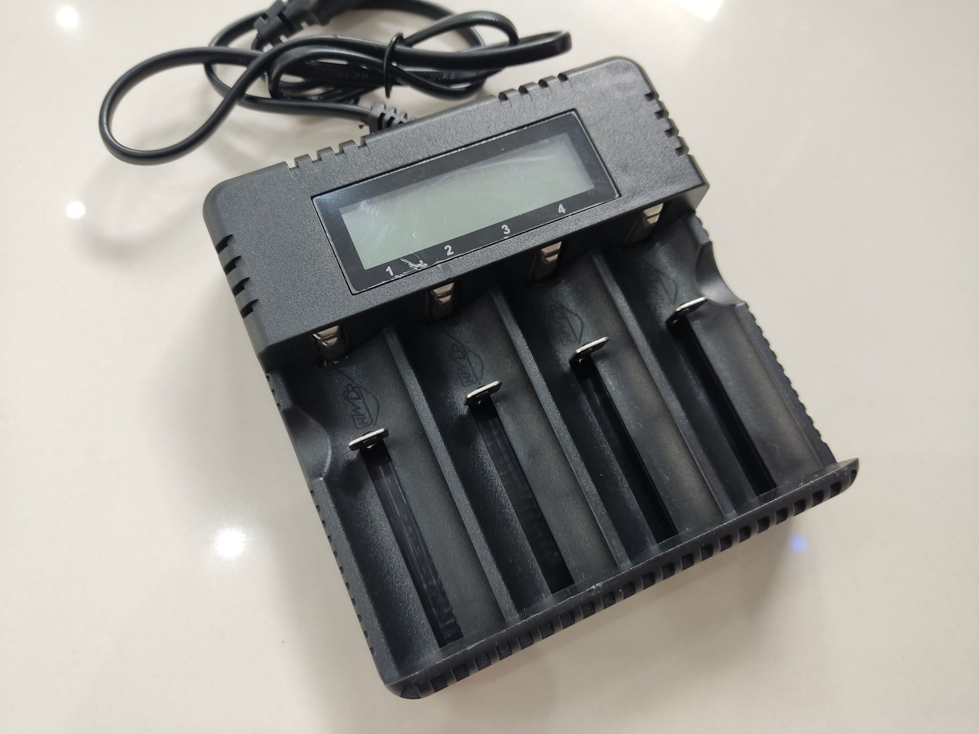 Automatyczna ŁADOWARKA LI-ION NI MH NI CD  3,7V 1,5 akumulatork AA/AAA