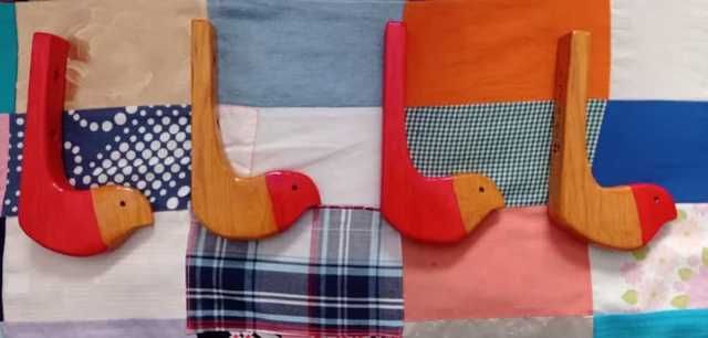 Conjunto de quatro cabides em pinho.
