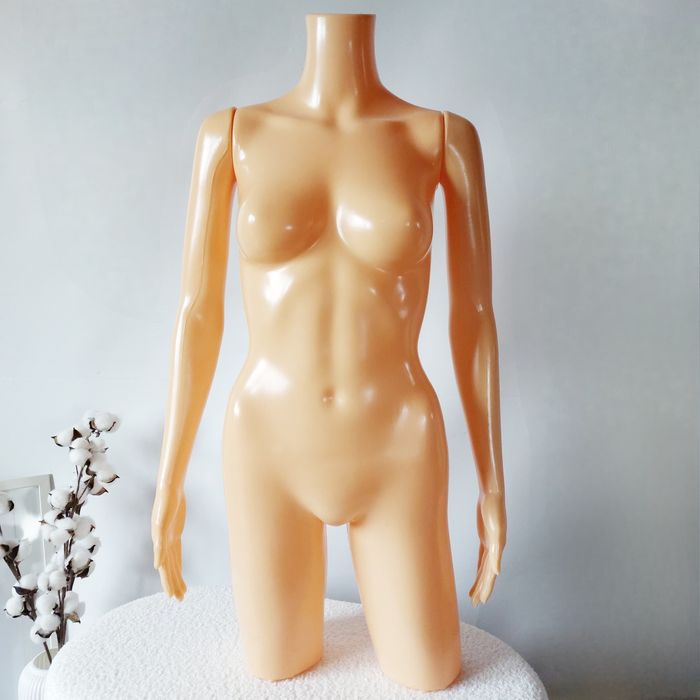 Beżowy cielisty manekin półpostaciowy pół postaciowy sklepowy XS S
