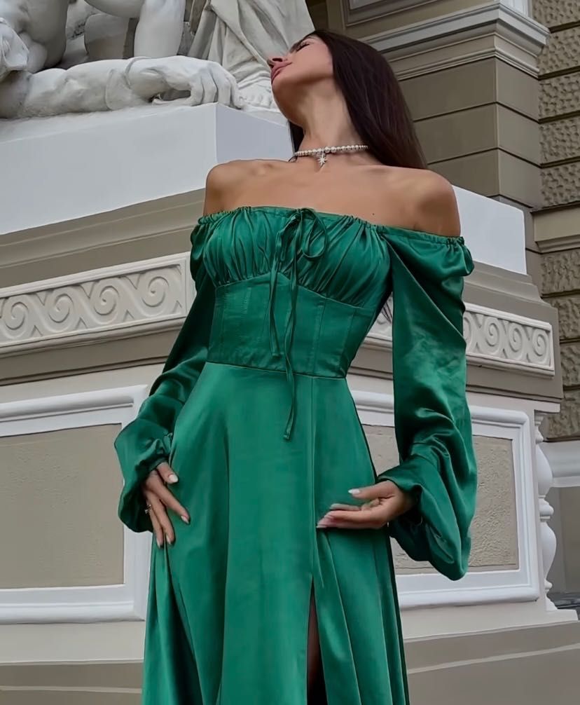 Шовкова сукня міді смарагдового кольору на довгий рукав