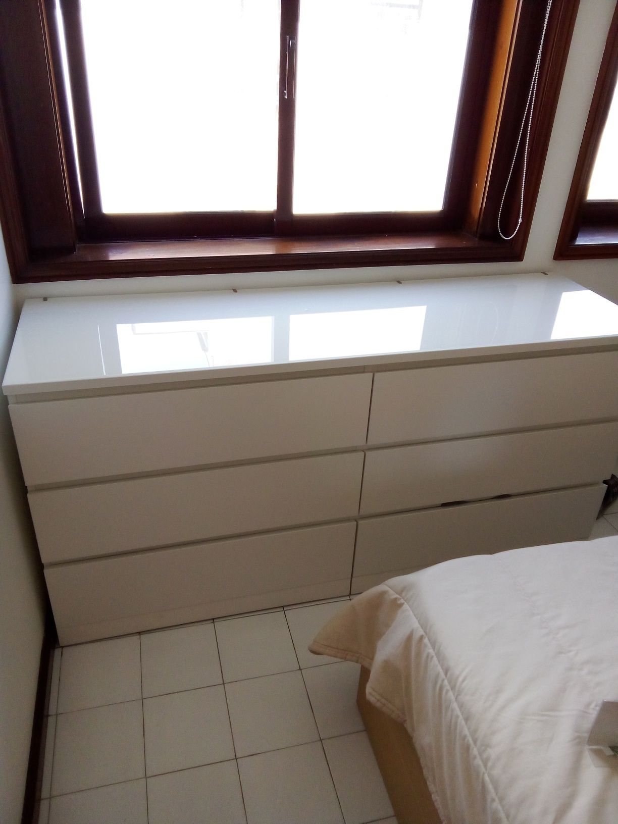 Cama. Espelho. Gaveta