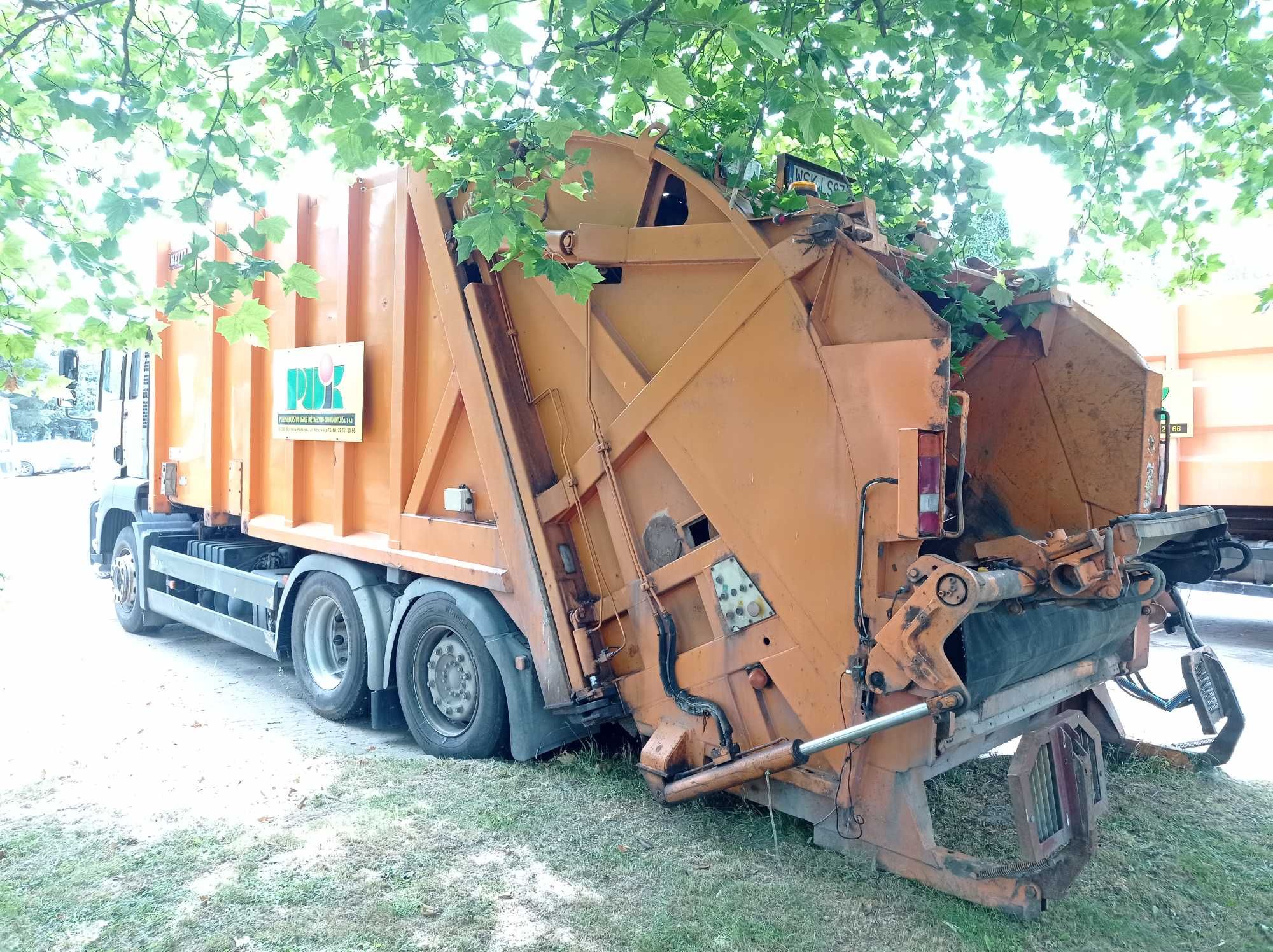 samochód ciężarowy MAN z zabudową – śmieciarką