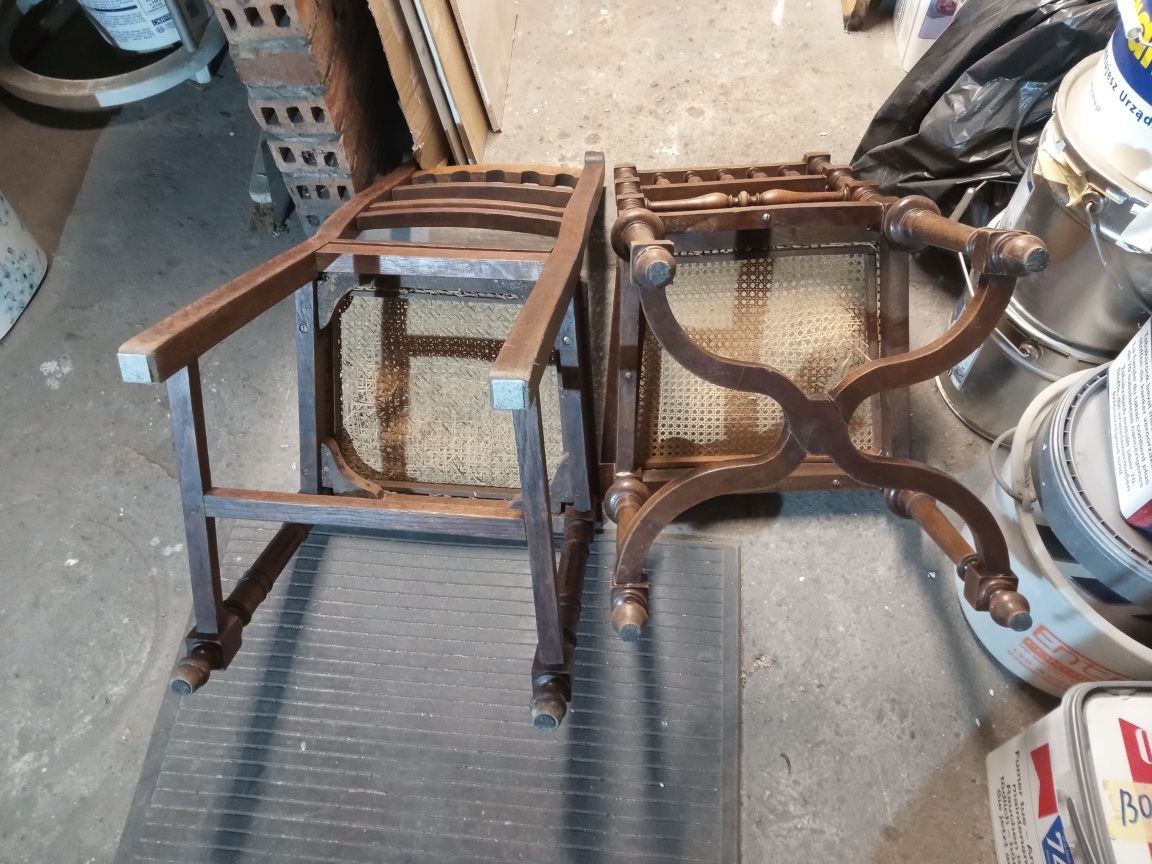 Stare antyczne krzesła