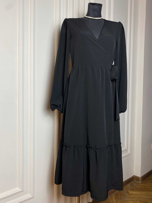 Sukienka długa midi czarna 38 M Monki kopertowa z falbanką klasyczna