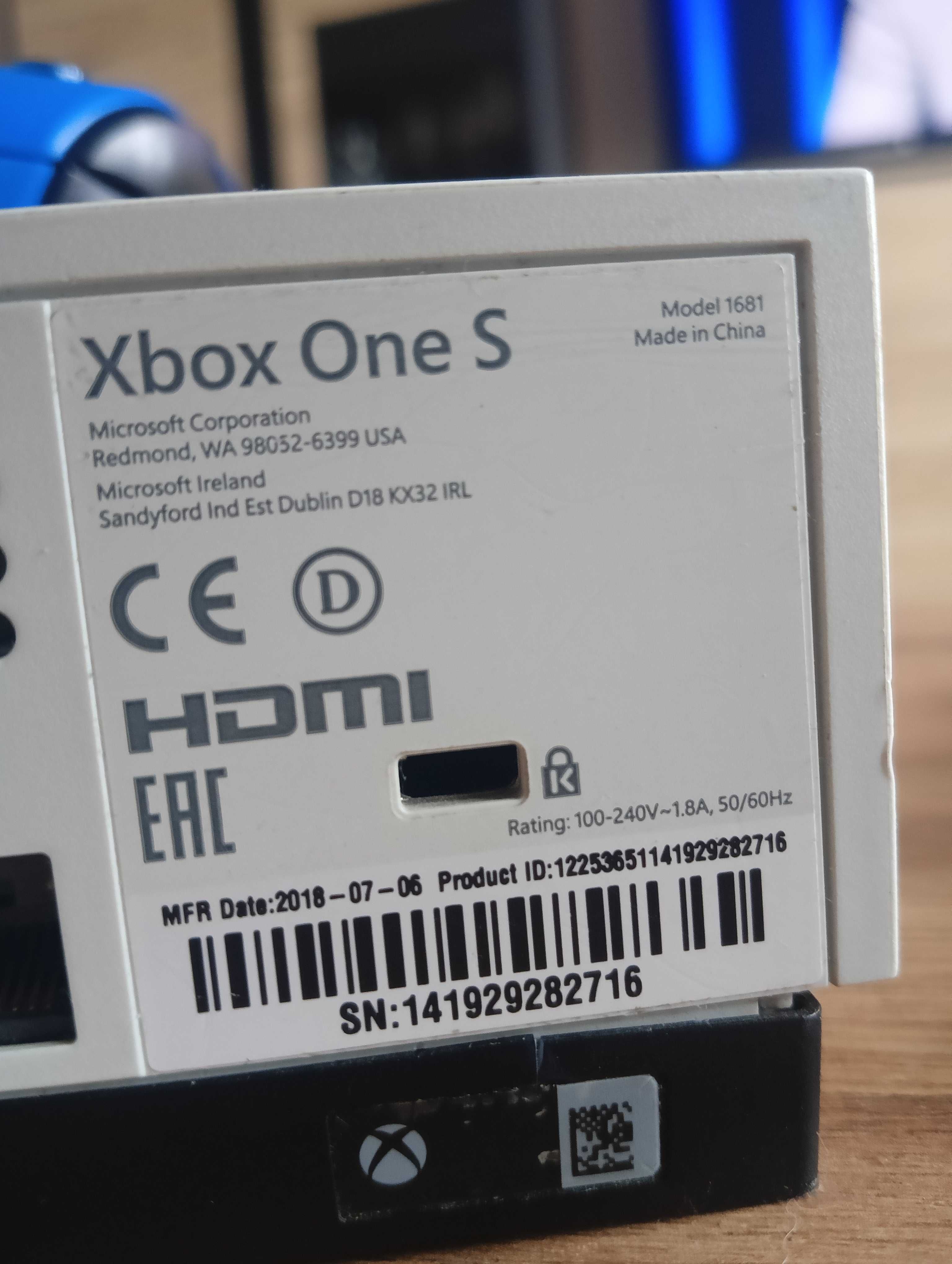 Xbox one S + 2 pady
