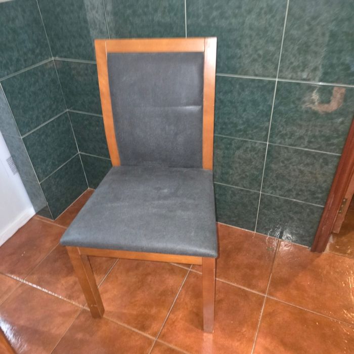 Conjunto de quatro cadeiras