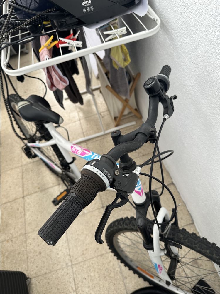 Bibicleta com poucas marcas de uso