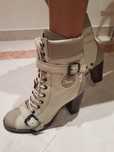 Botas cinza c salto alto