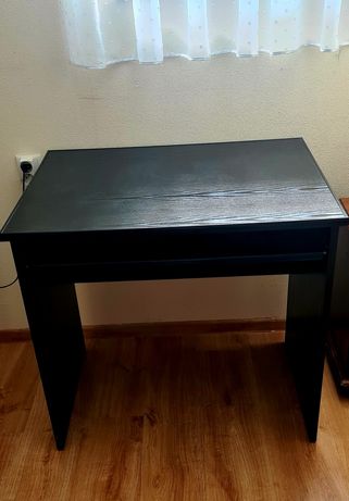 Biurko czarne z wysuwaną półką pod klawiaturę, laptopa
