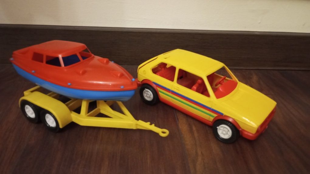 WADER DDR Volkswagen Golf z przyczepą i łodzią