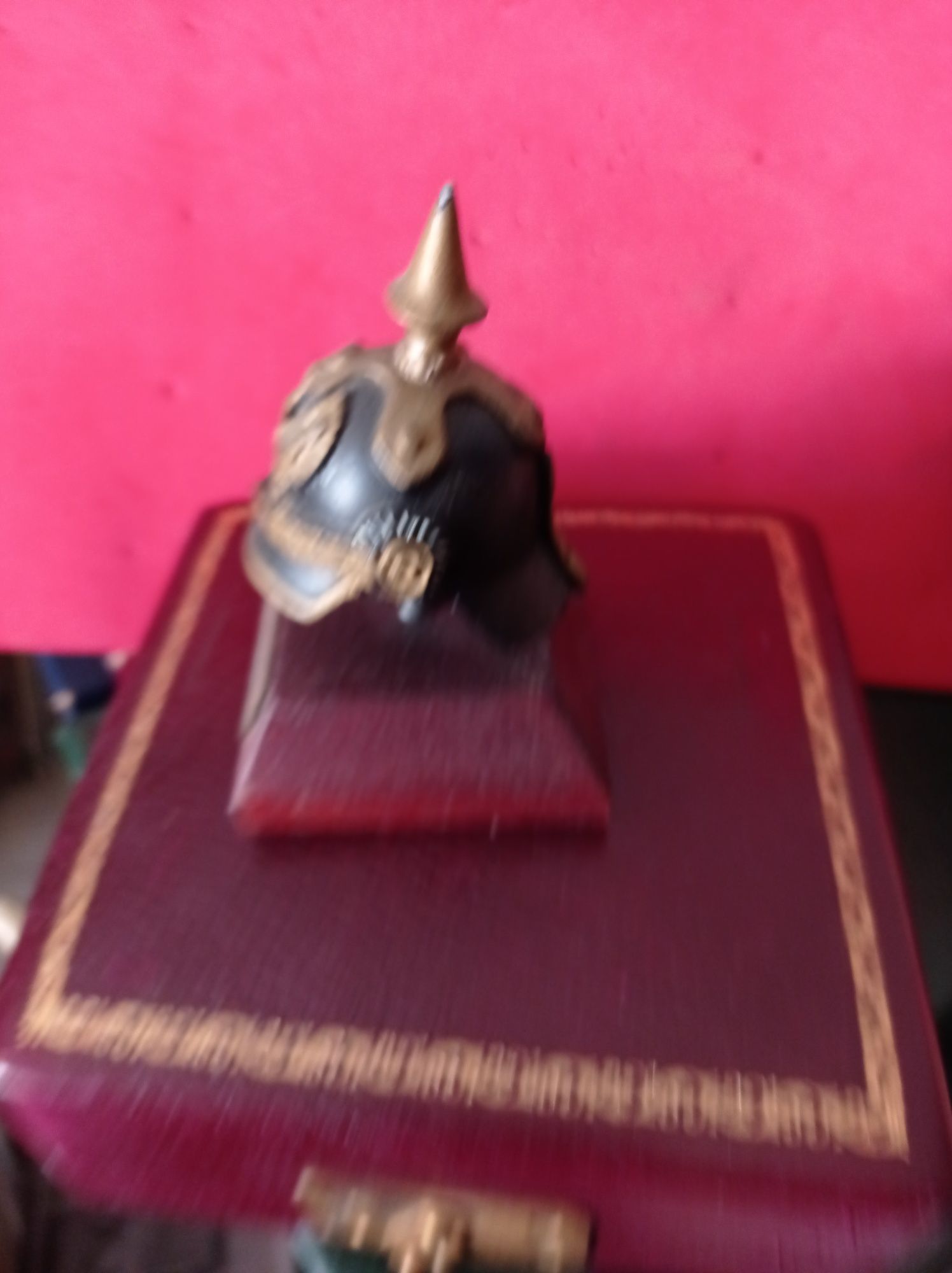 Capacetes militares em miniatura
