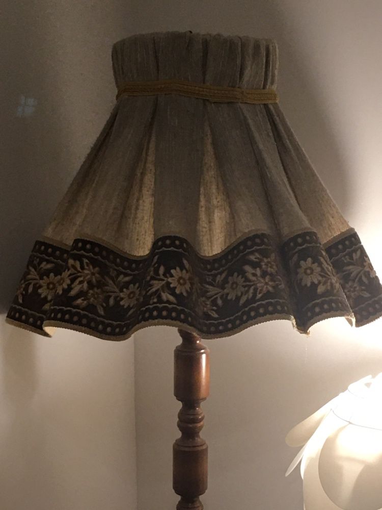 Drewniana lampa stojąca