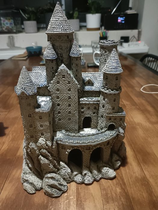 Zamek do akwarium z łodzią