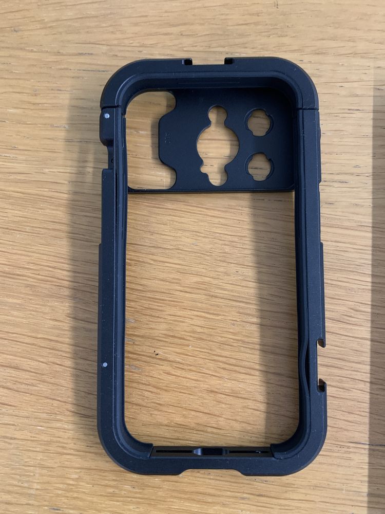 Capa para iPhone 14 Pro / em metal da Small Rig