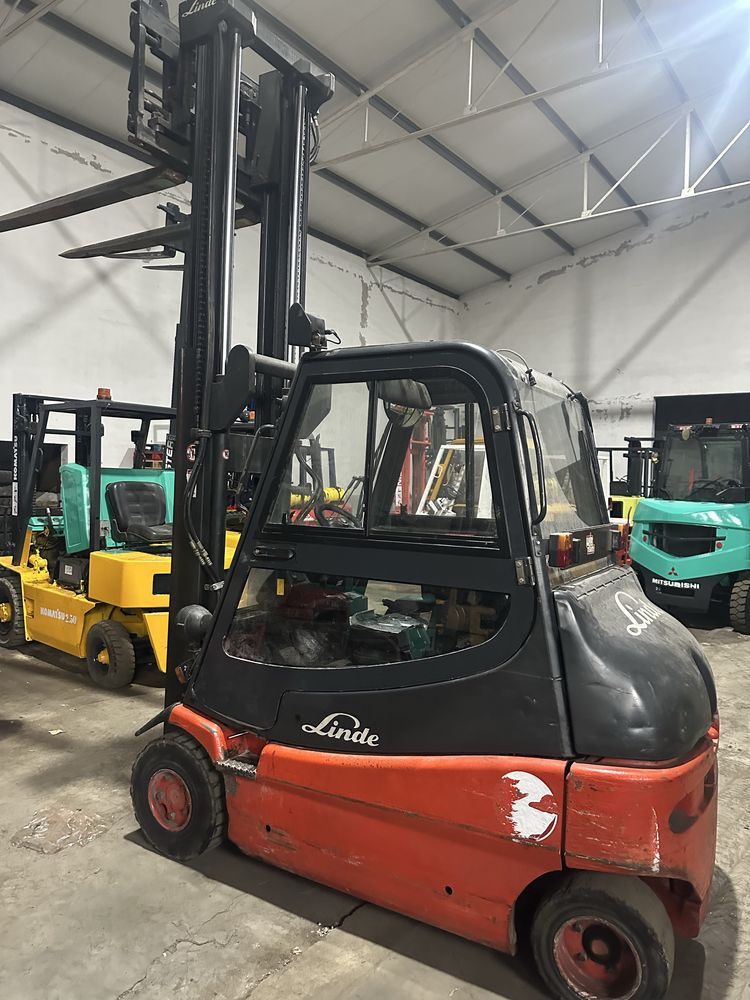 Empilhador linde eletrico de 2500 kgrs com deslocador lateral e garfos