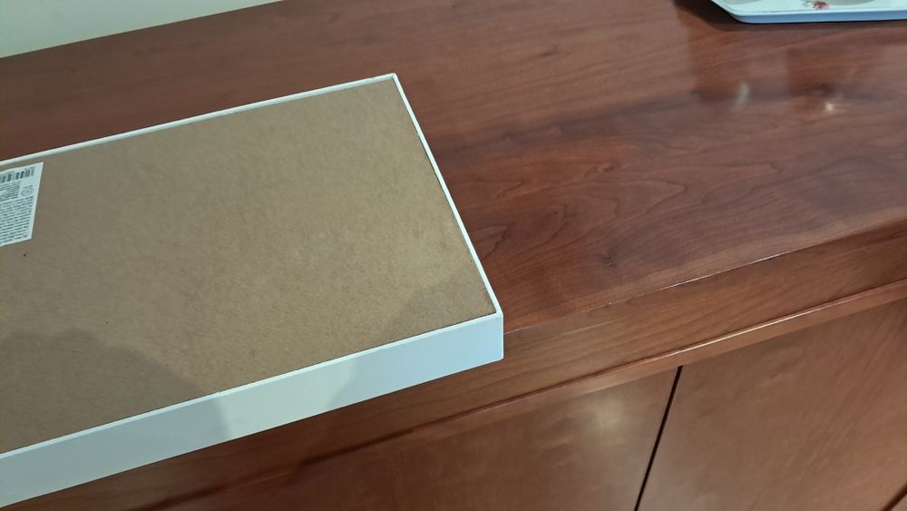 Tabuleiro branco com motivos redondos ideal para café ou chá