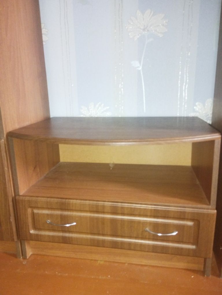 Продам сучасну б/у стінку в вітальню модульна (4 модуля) 2м*3м*42см