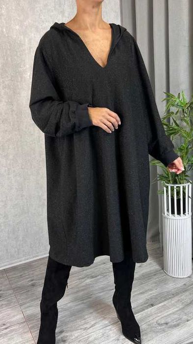 Sukienka midi z kapturem i długimi rękawami błyszcząca dekolt V 54/56