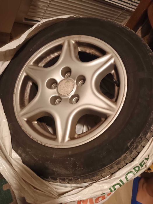 4 koła na felgach aluminiowych 15" Seat LEON z 2018r. opony zimowe