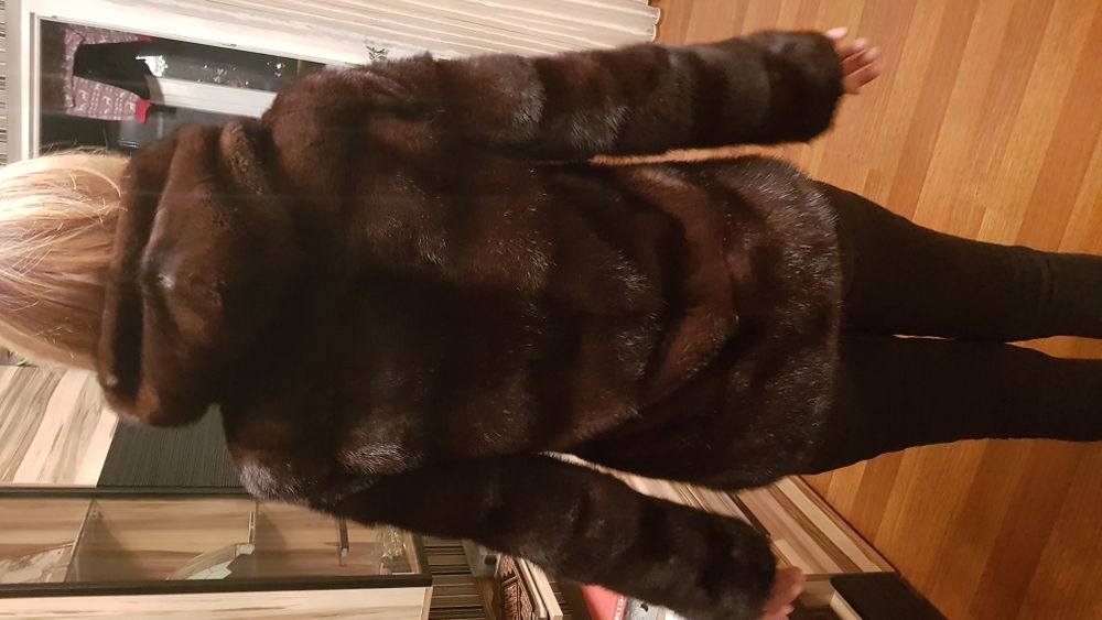 Норковая шуба коричневого цвета