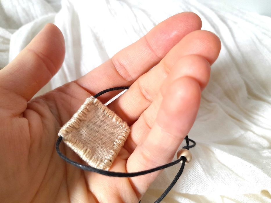 Pulseira bordada à mão com pingente de campo de alfazema