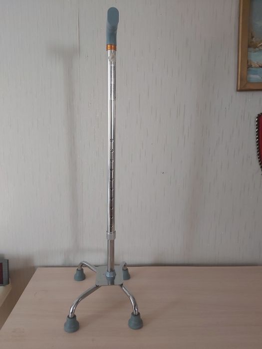 Трость четырёхопорная телскопическая