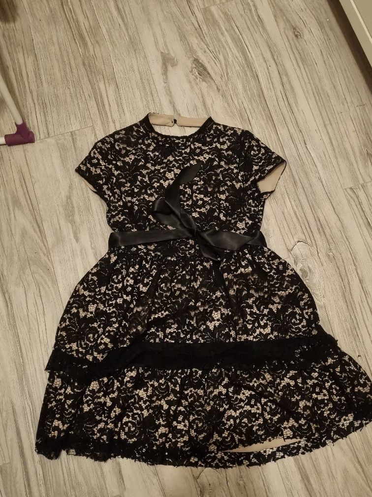 Czarna średnia sukienka