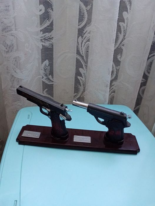 Запальнички пістолети на підставці