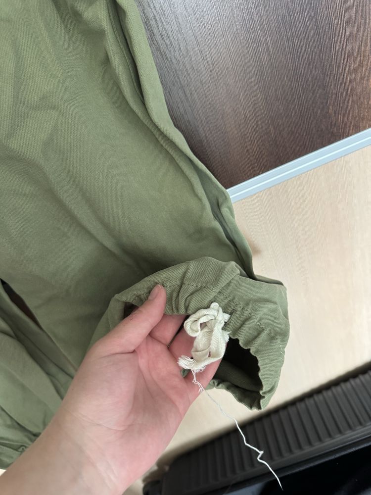 Zielone spodnie cienkie Bershka 36