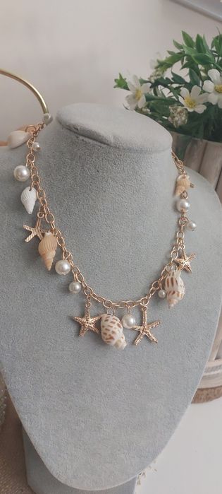 Naszyjnik z zawieszkami, muszelki, perełki, rozgwiazda