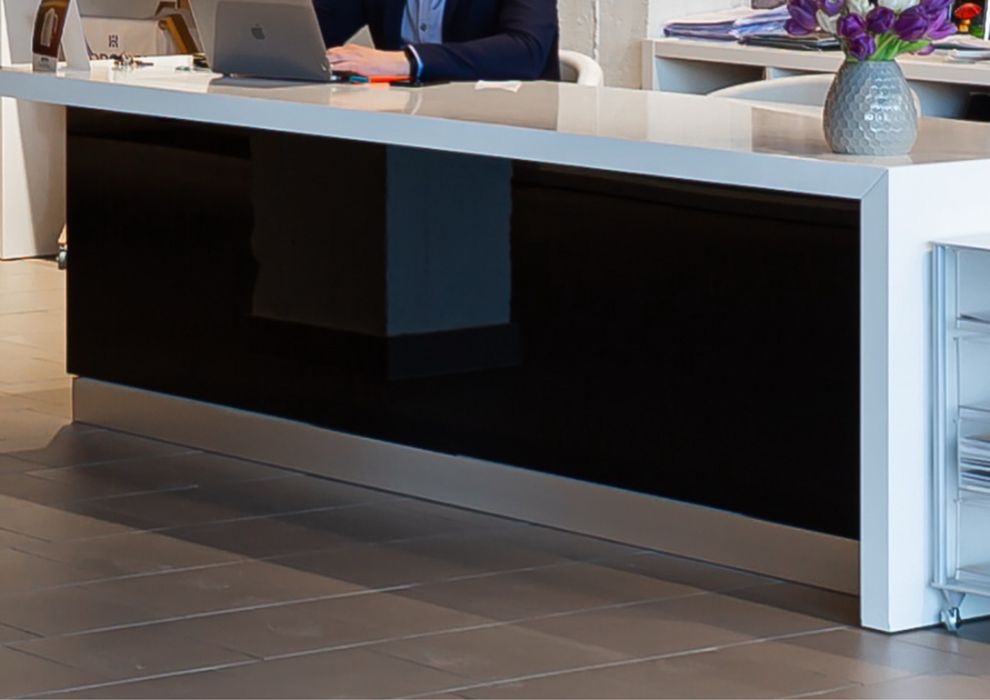 Стіл, рецепція для офісу, магазину чи салону краси.