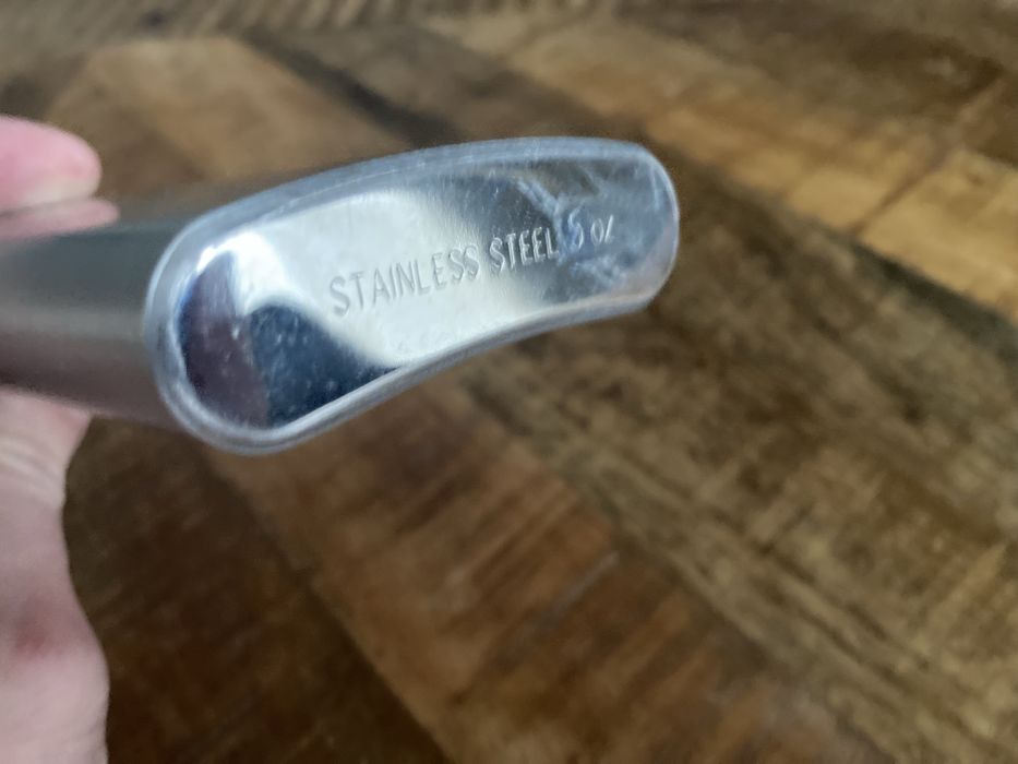 Piersiówka i szklanka Ballantines