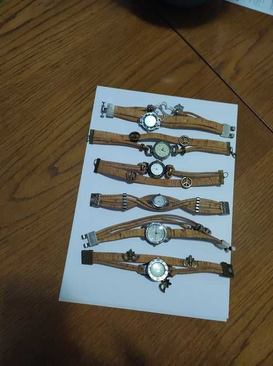 Relógio  ornamentado com bracelete em cortiça