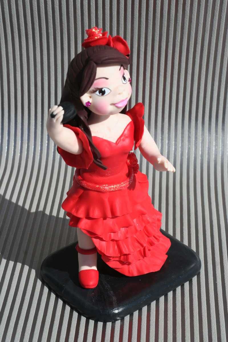 Sevilhana modelada a mão em biscuit (porcelana fria).