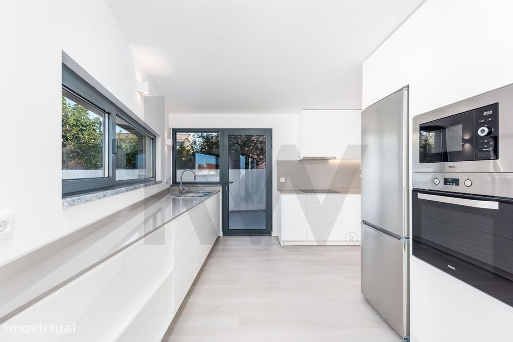 Moradia T3 Nova com Jardim, Terraço e Estacionamento – Próxima da CREL