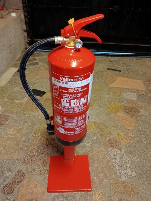 Extintor de po + suporte.