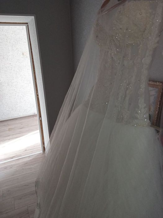 Продаю весільну сукню