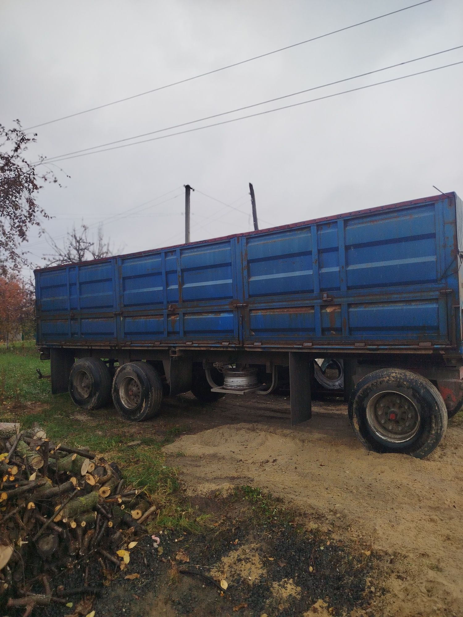 Вантажний причіп розпашонка зерновоз