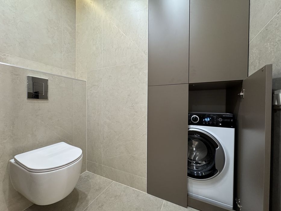 Центр міста, стильна 1.5 кімнатна з меблями та технікою – вид на гори!