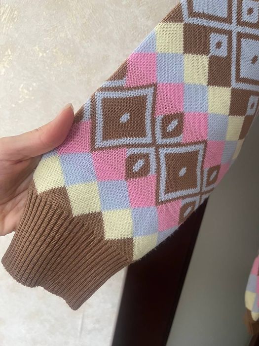 Свитер женский с орнаментом.