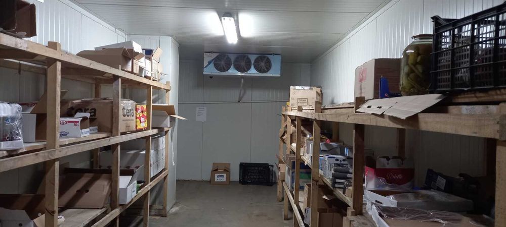 Склад з 5 вмонтованими холодильними камерами та компресорною станцієї