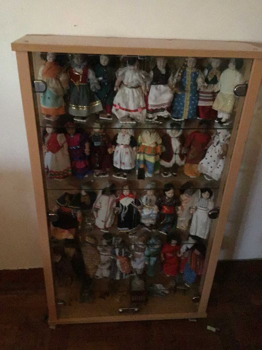 movel com coleccao de bonecas de todo o mundo
