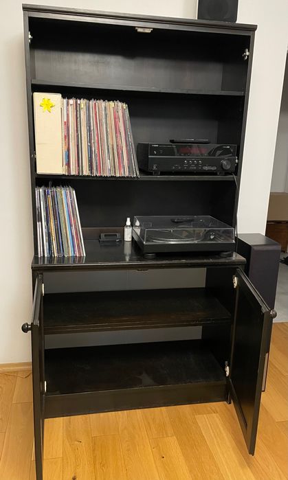 Ciemny regał z półkami