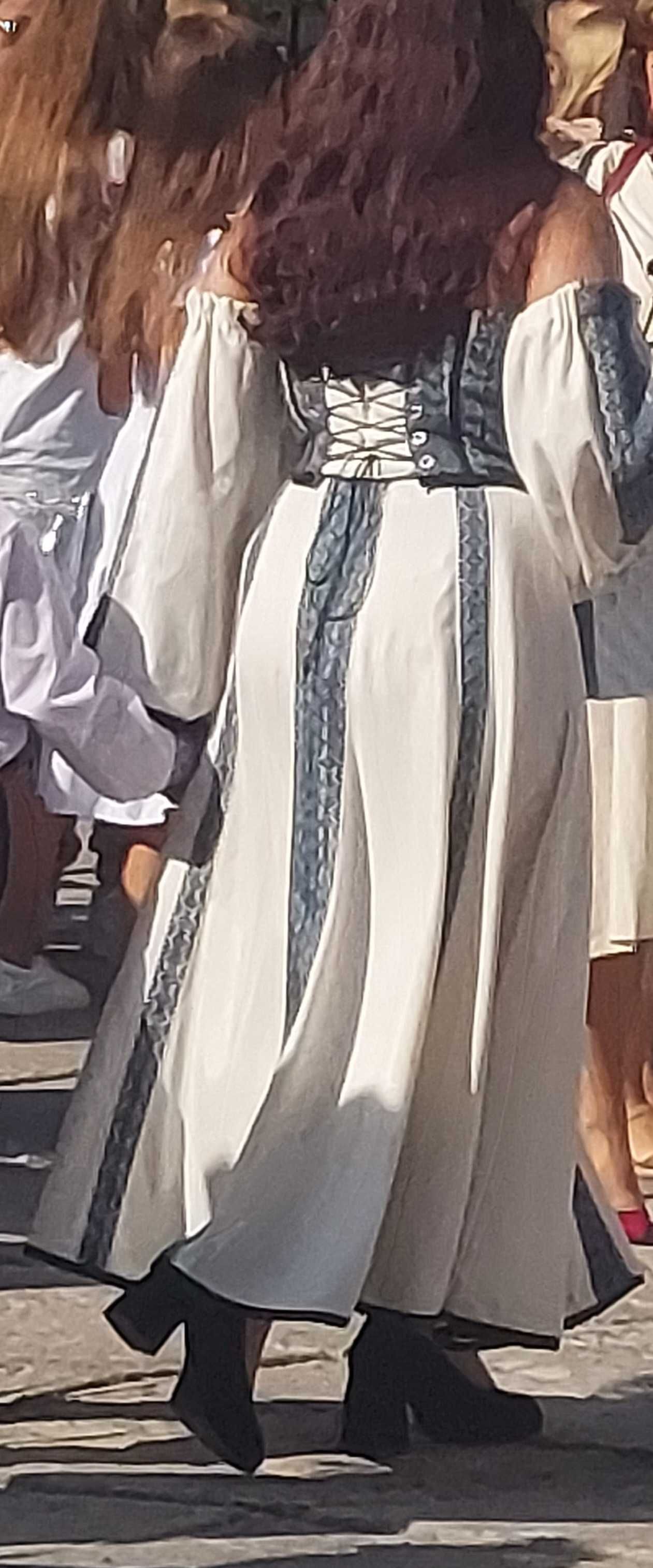 Вишиті корсет та спідниця